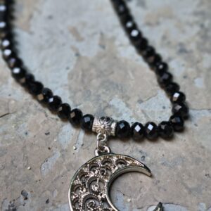 🌑 Cordão de Cristal Preto com Lua Crescente: Mistério, Intuição e Transformação 🌑